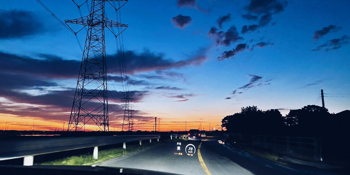 午前3時過ぎ、海へ向かう車内から見た夜明け前の空。地平の朱と上空の濃紺の境界線