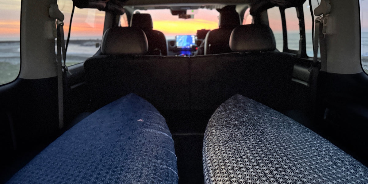 Journey Light に入れたサーフボード2枚を車に積んだ夕方の車内